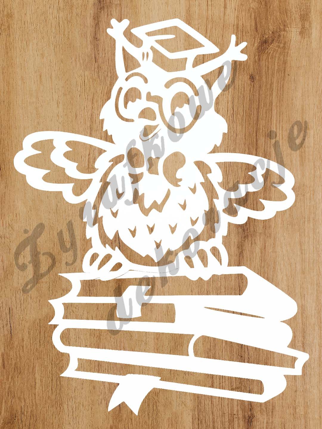 Sowa w birecie na książkach biała